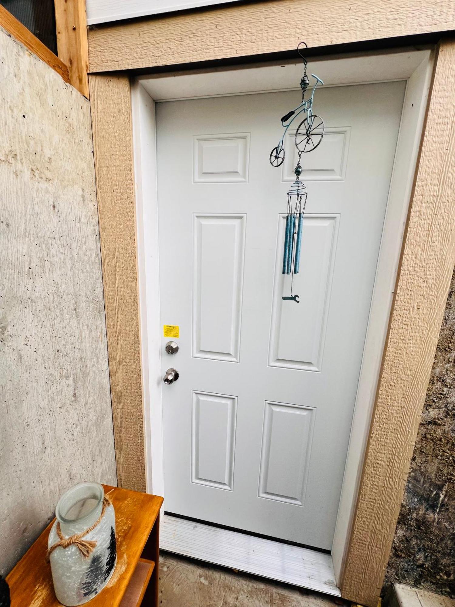 A Classic Homely Basement Suite! Chestermere Zewnętrze zdjęcie