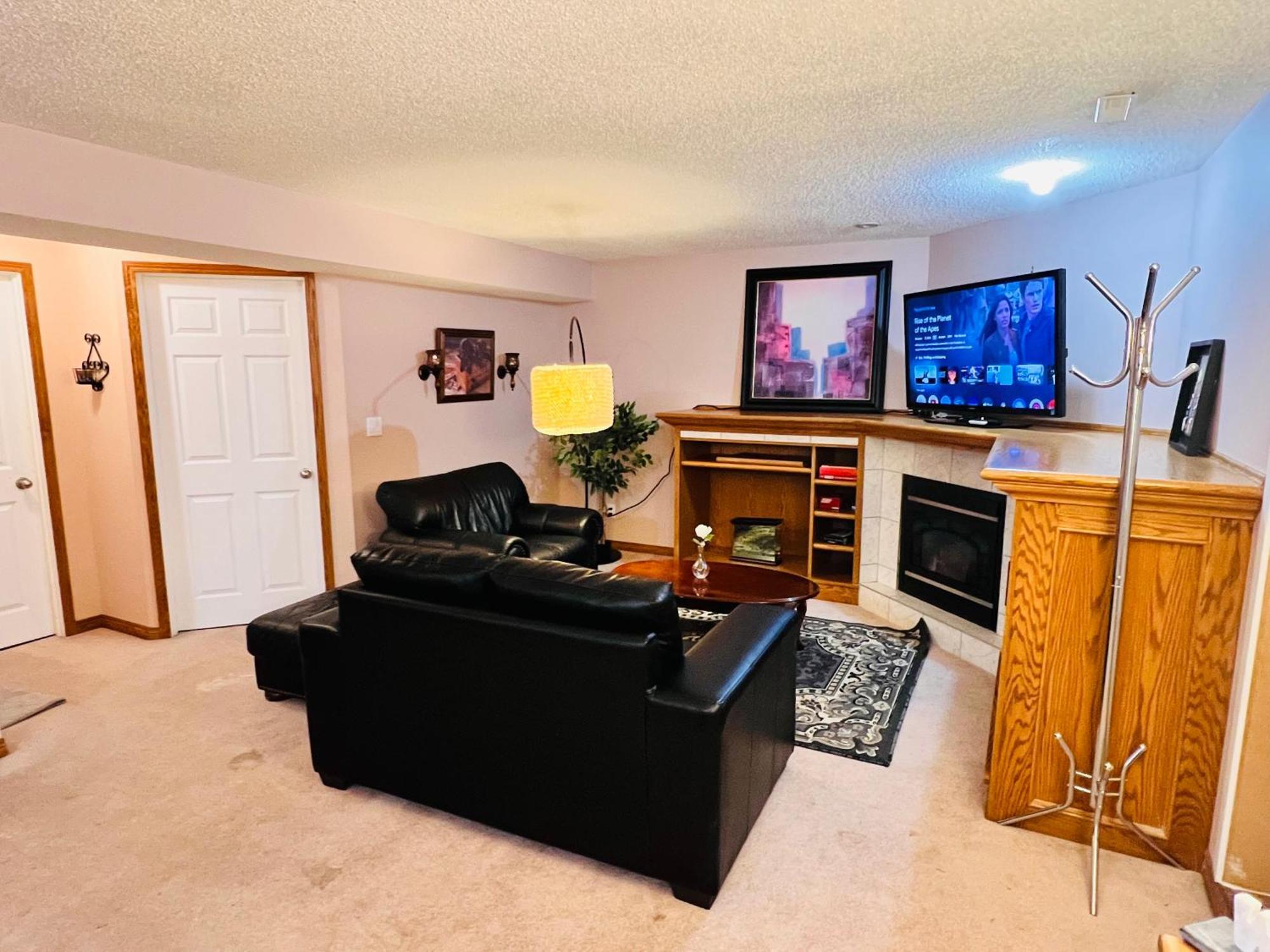 A Classic Homely Basement Suite! Chestermere Zewnętrze zdjęcie