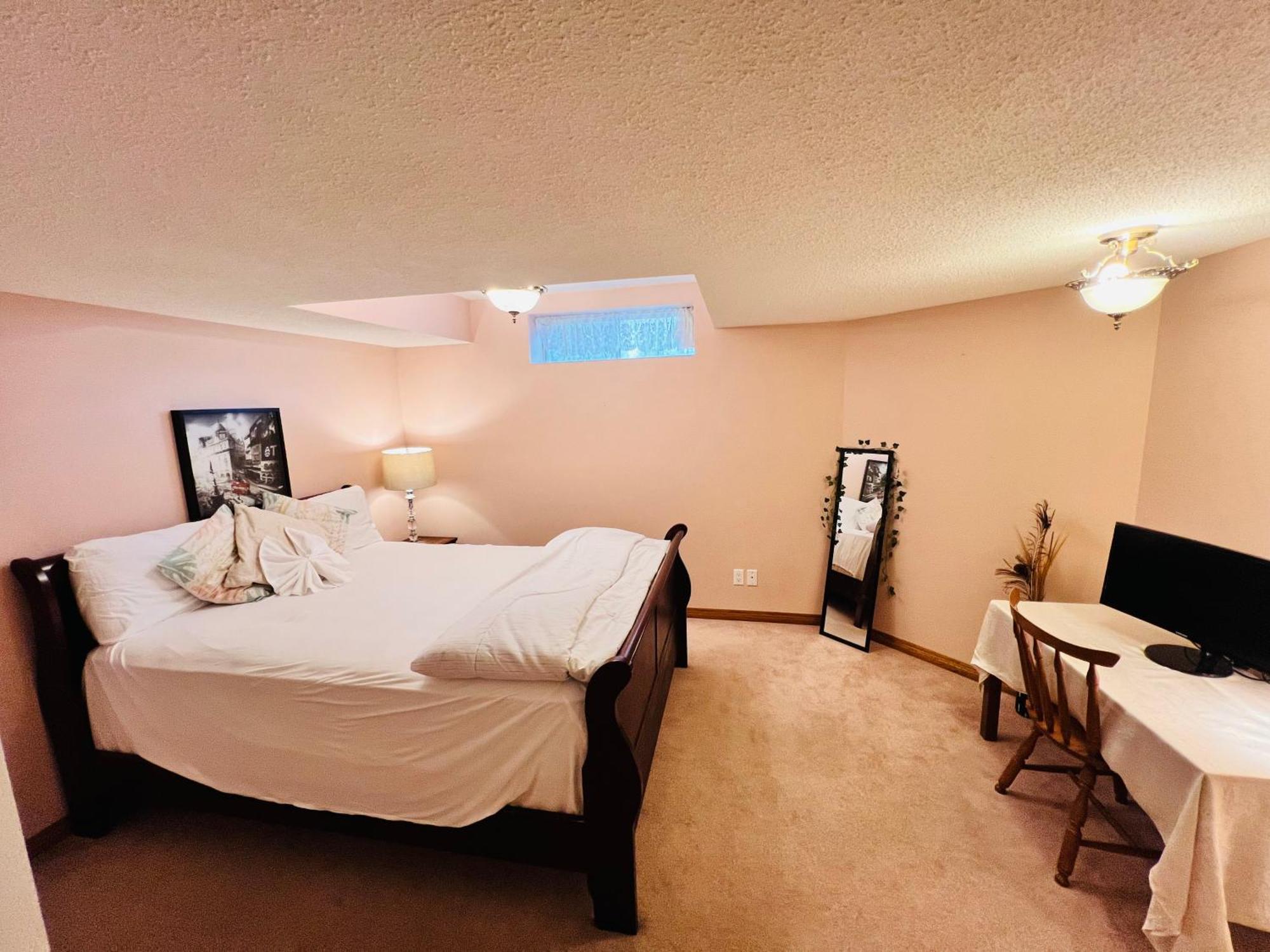 A Classic Homely Basement Suite! Chestermere Zewnętrze zdjęcie