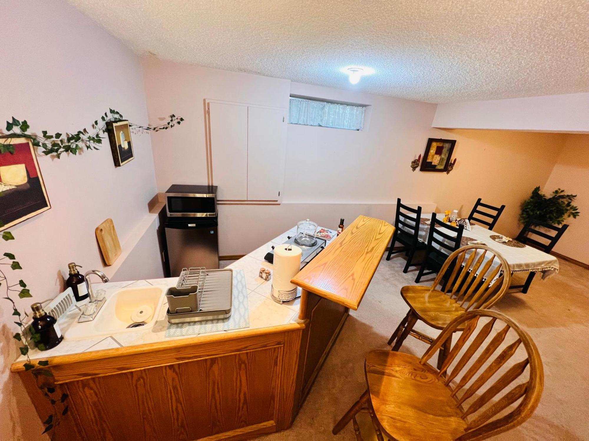 A Classic Homely Basement Suite! Chestermere Zewnętrze zdjęcie