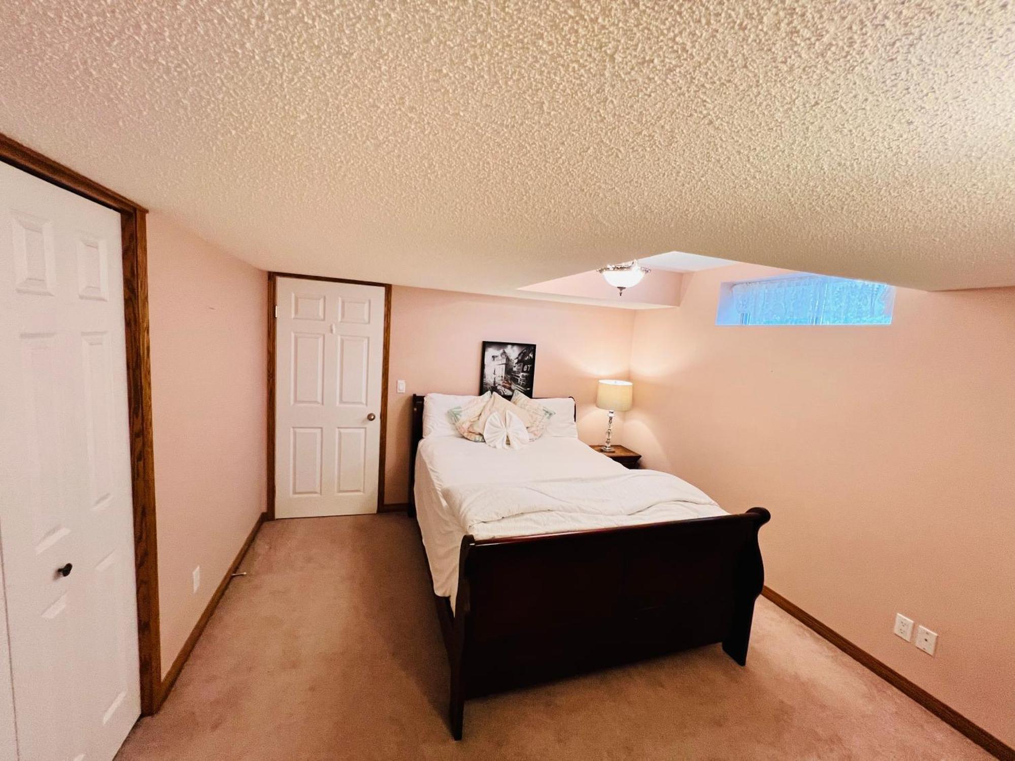 A Classic Homely Basement Suite! Chestermere Zewnętrze zdjęcie