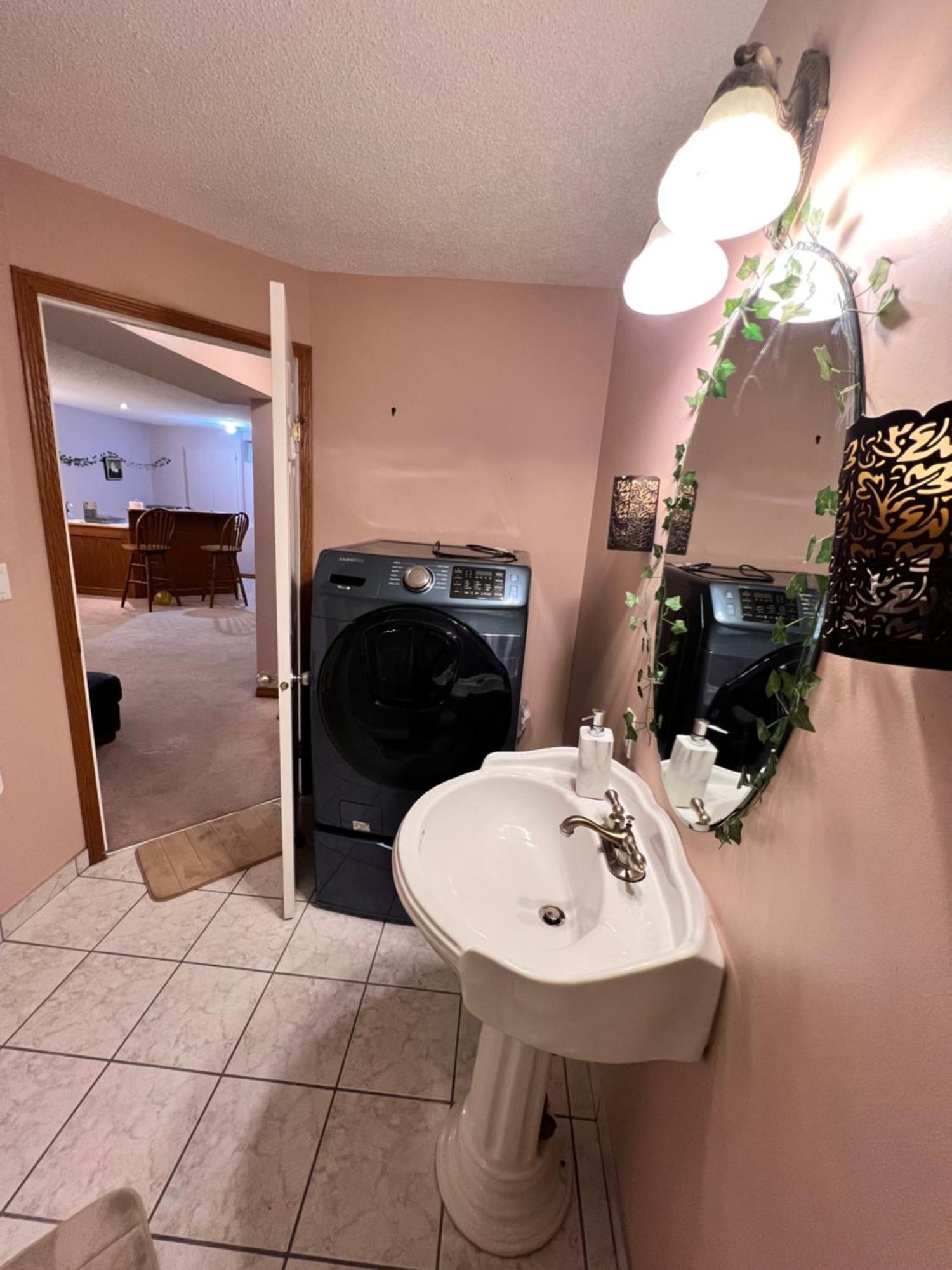 A Classic Homely Basement Suite! Chestermere Zewnętrze zdjęcie